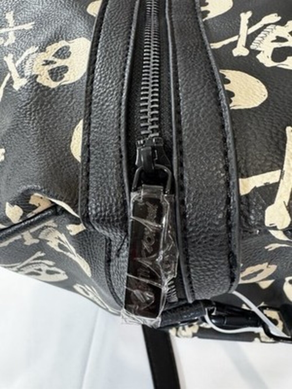Betsy Johnson Skull & cross bones duffle bag large luggage travel crossbody - Picture 7 of 11